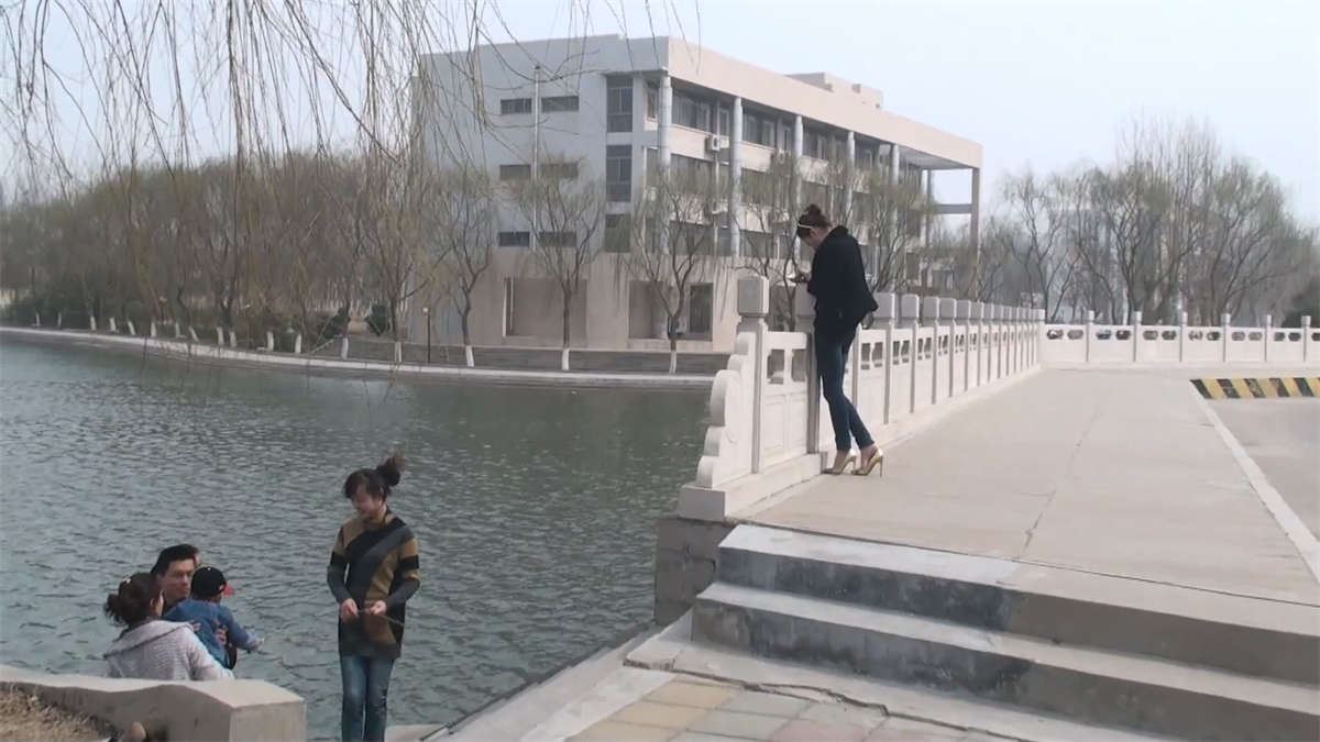 美女玩鞋