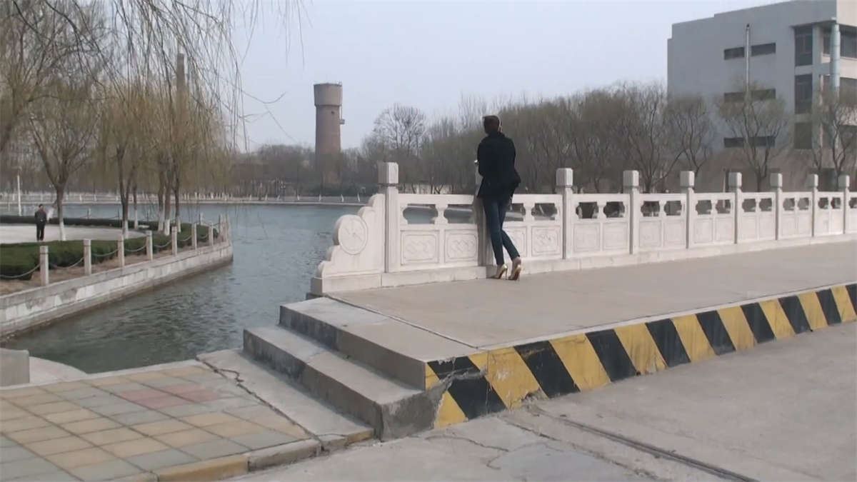 美女玩鞋