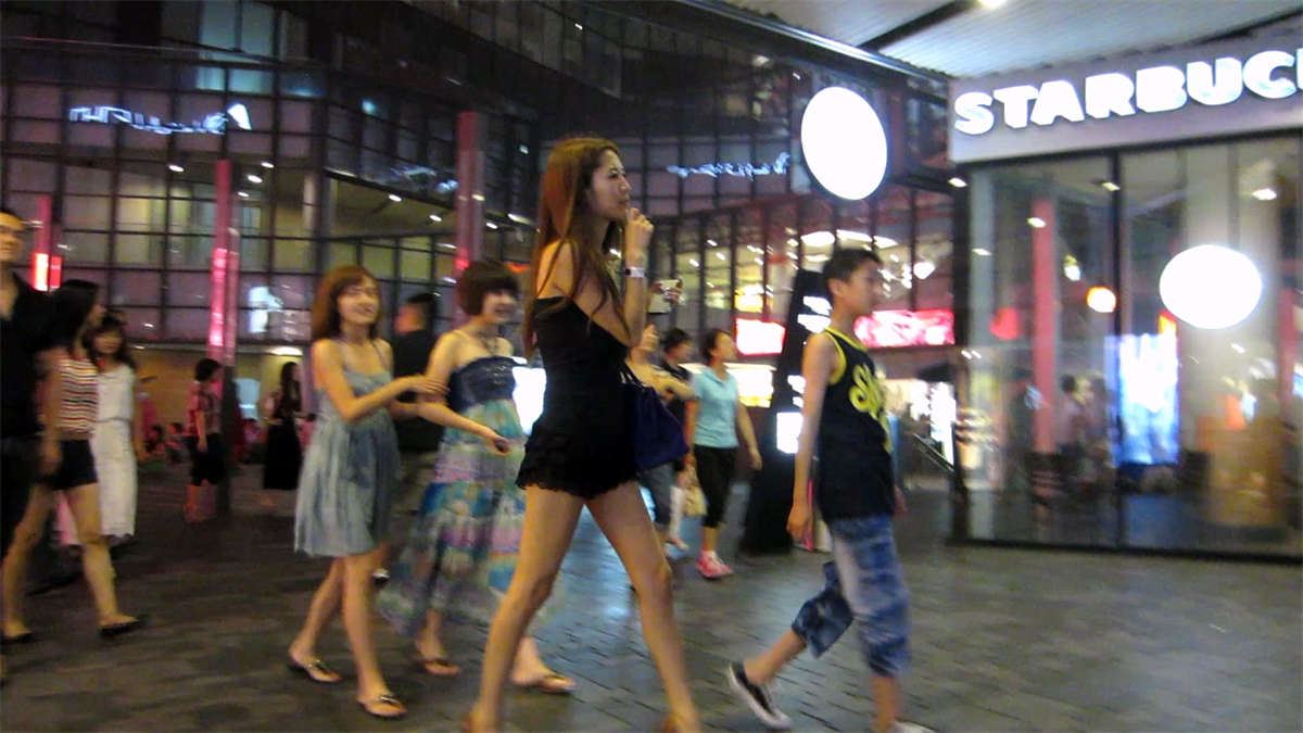 黑夜中的长腿美女