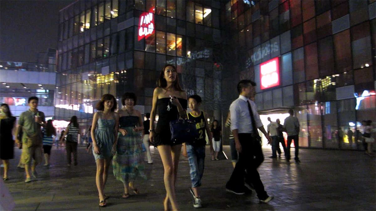 黑夜中的长腿美女