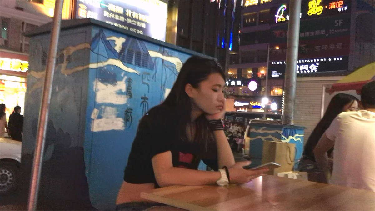 性感露腰牛仔短裤美女和男友逛街