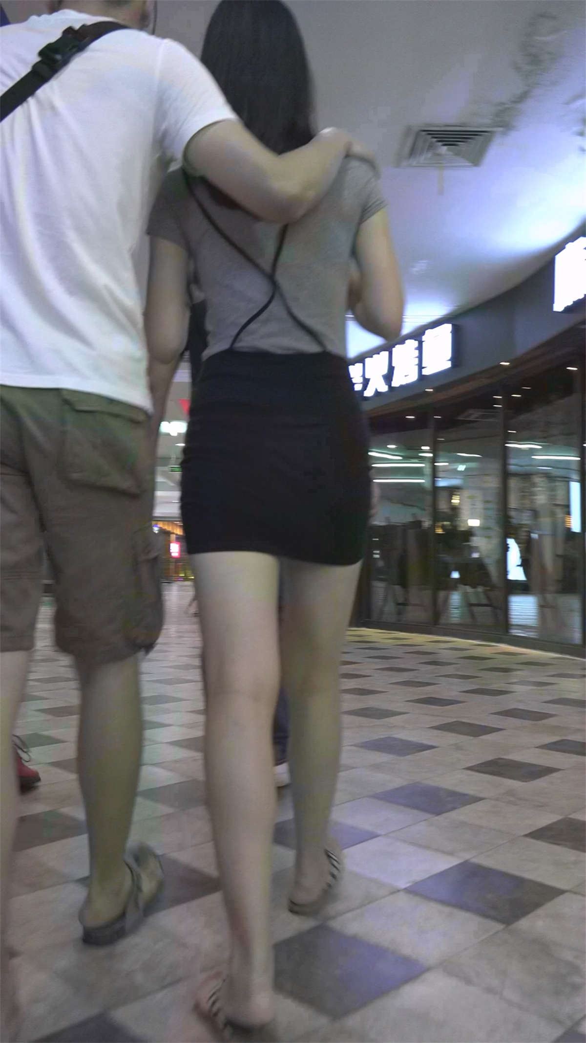 大长腿美女上电梯