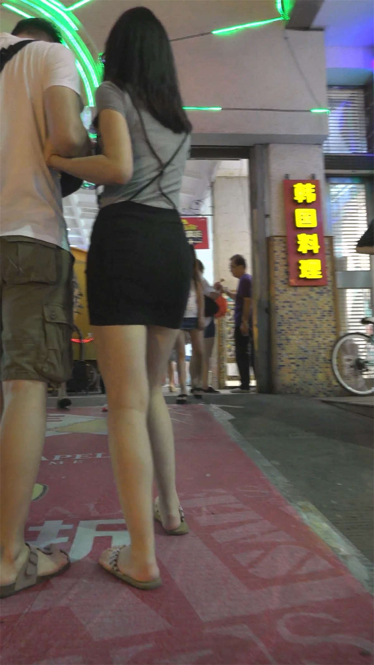 大长腿美女上电梯