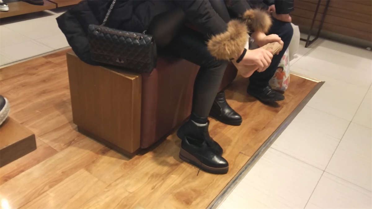 皮裤小美女脱了可爱的棉袜换上肉色试松糕鞋