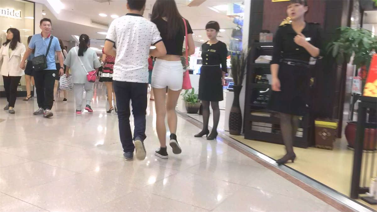 极品紧身白短裤肉丝美腿高挑美眉