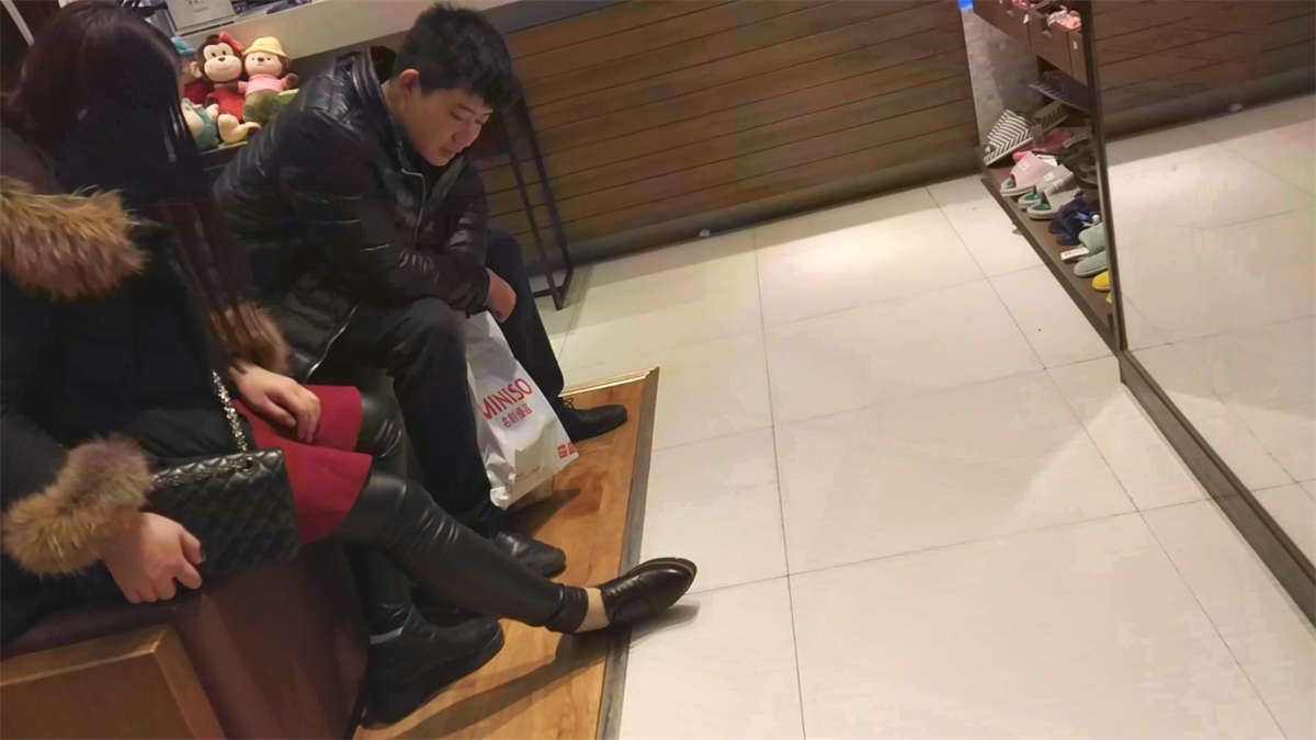 皮裤小美女脱了可爱的棉袜换上肉色试松糕鞋