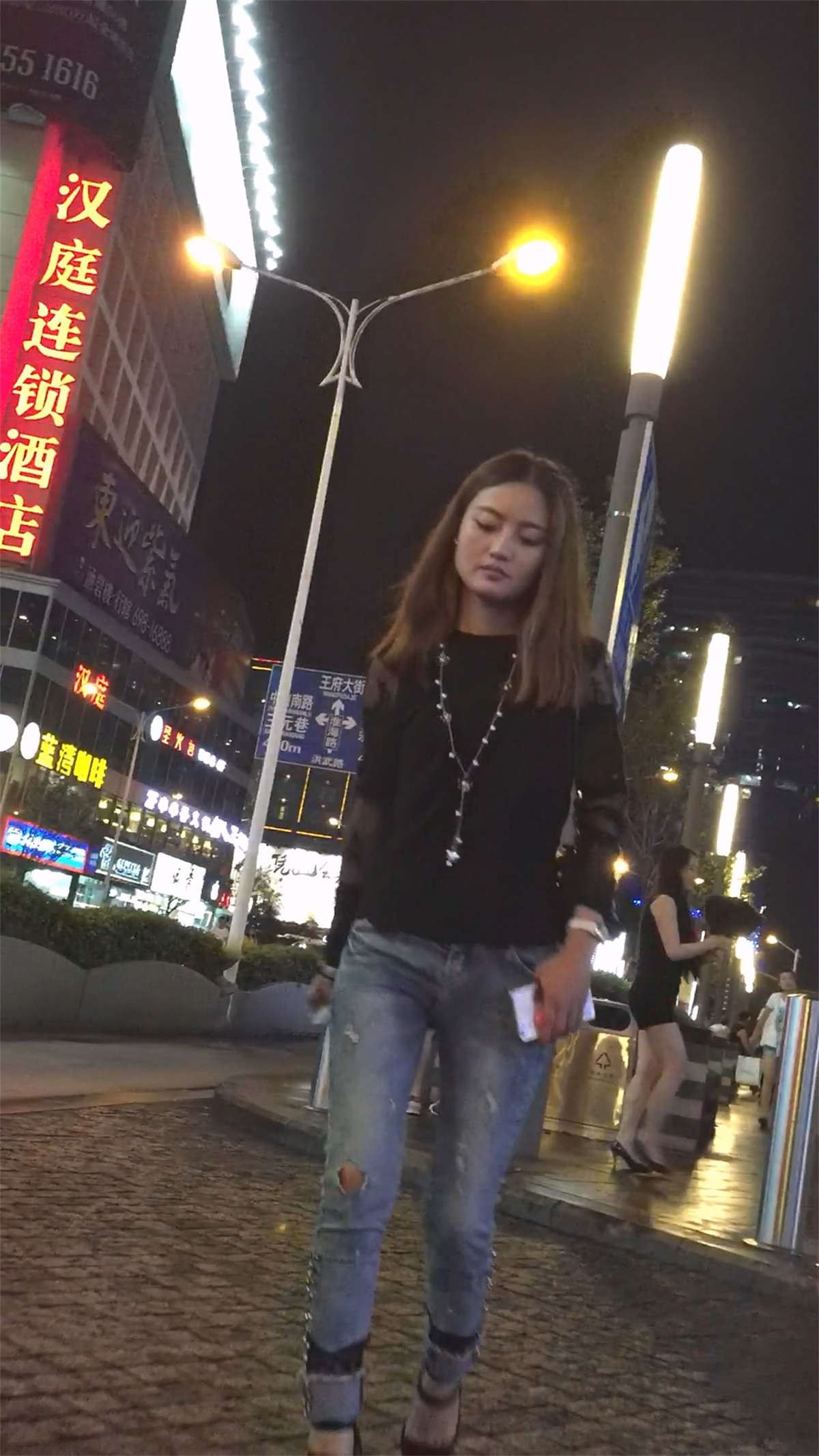 牛仔超圆美臀漂亮美少妇