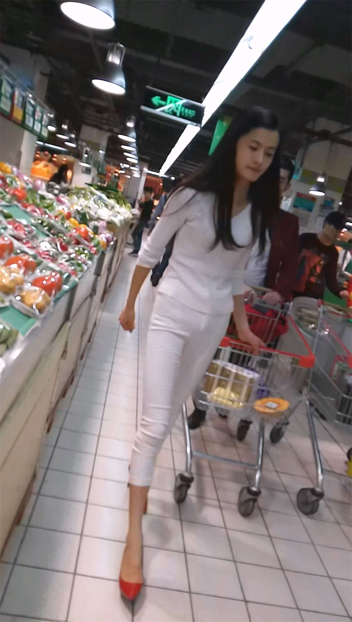 紧身白裤两条大长腿如模特般身材