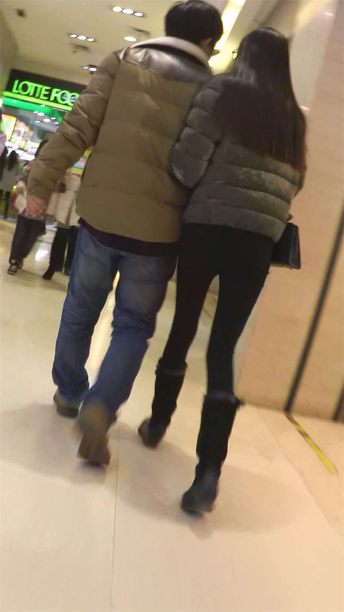 电梯上的美女