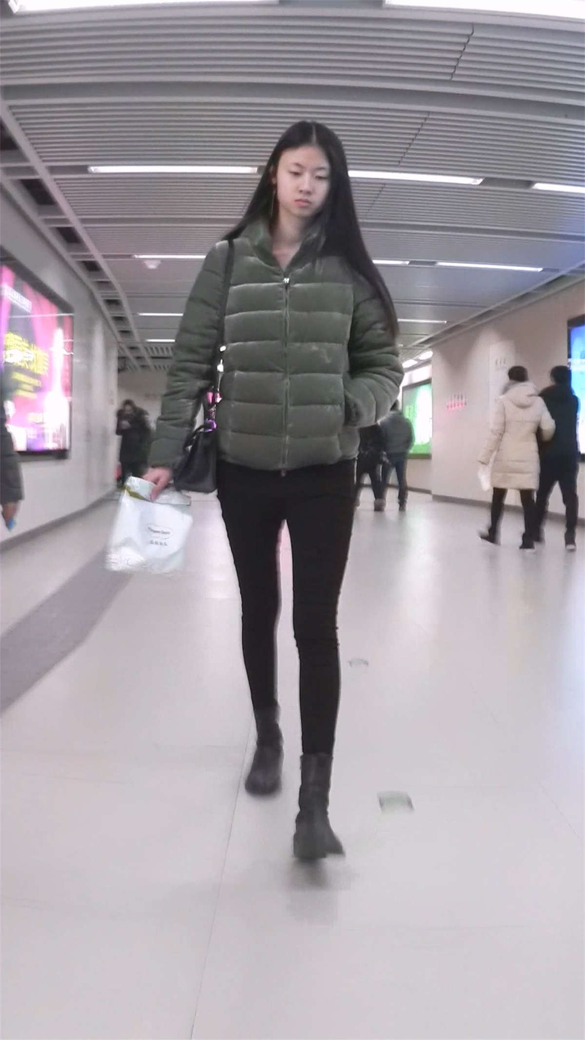 电梯上的美女