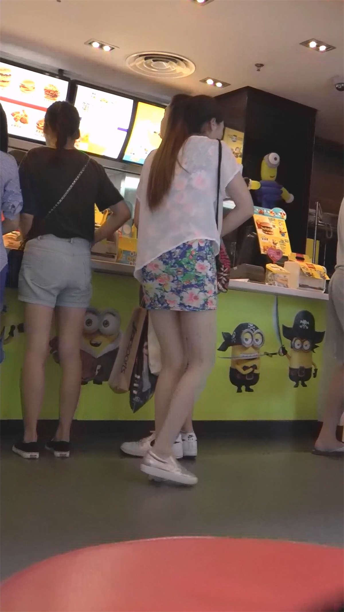 肉丝包臀细腿美女真勾引人