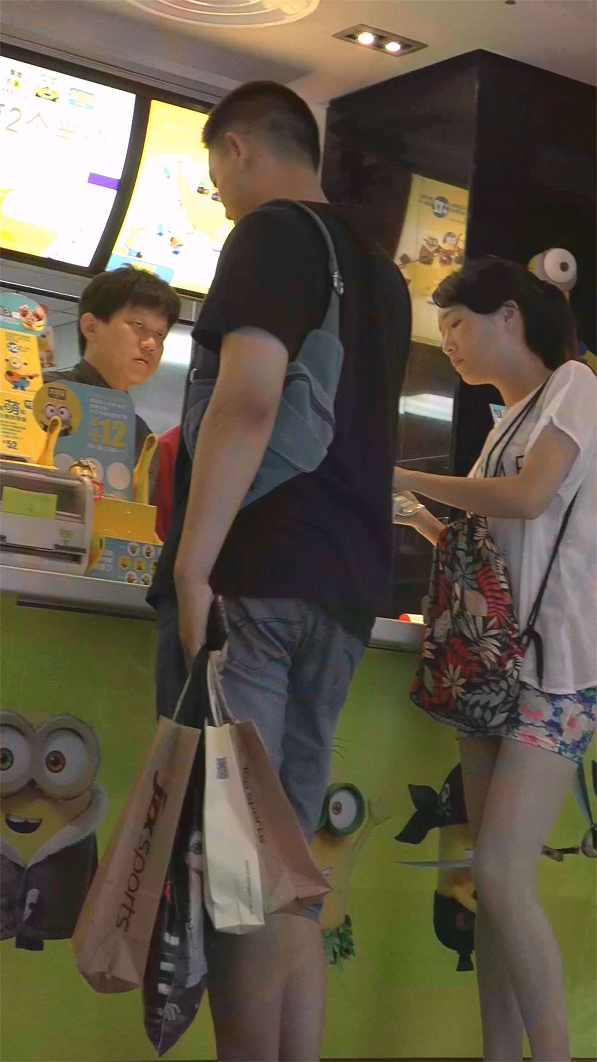 肉丝包臀细腿美女真勾引人