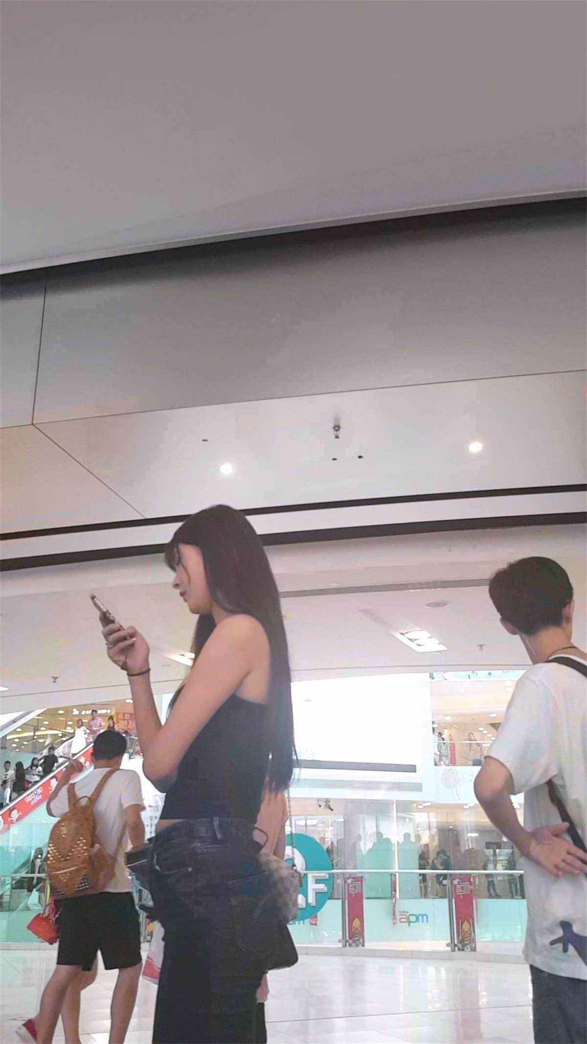 苹果商店蓝色紧身牛仔裤极品长发美女
