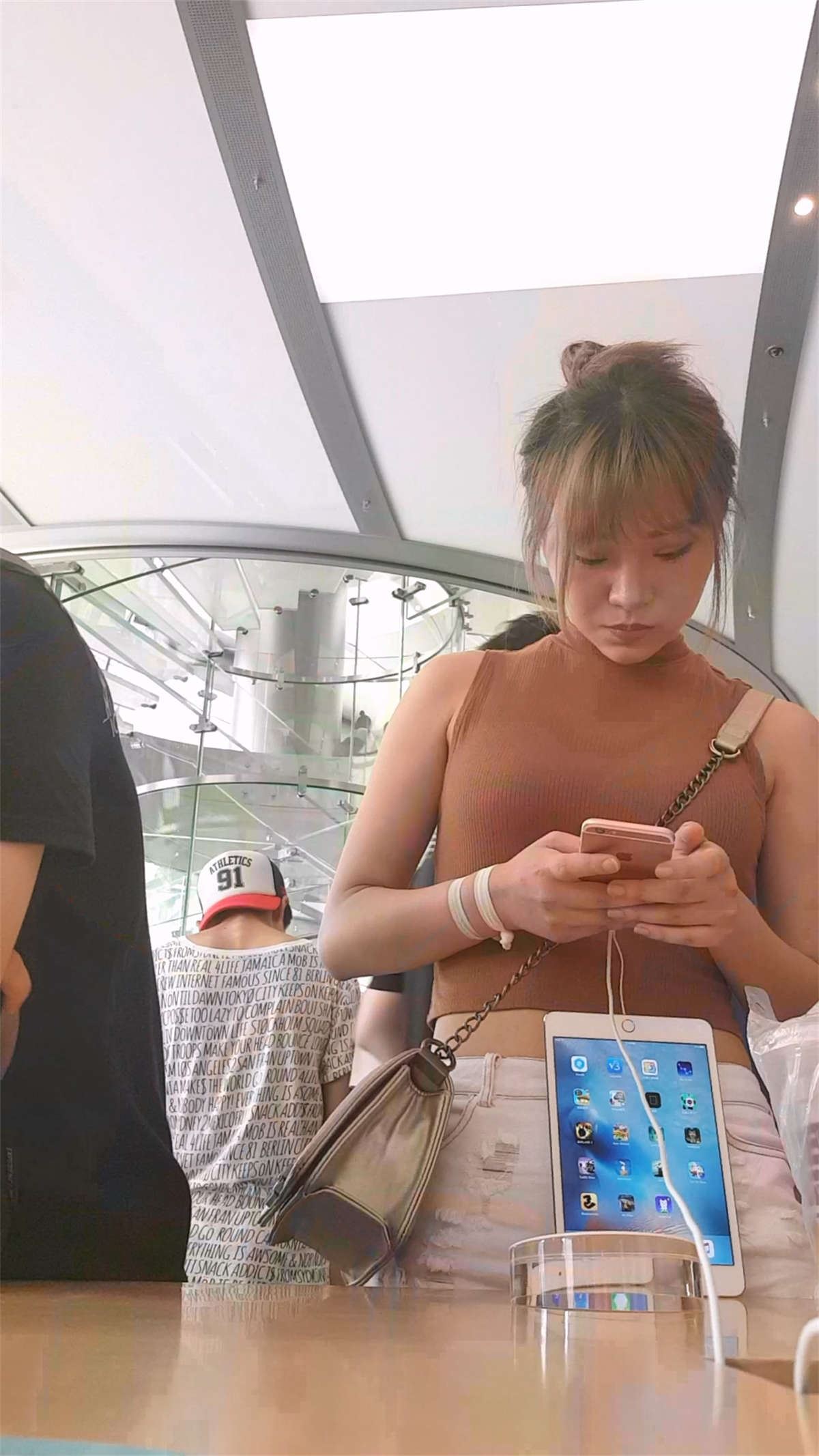 苹果商店白色超短牛仔热裤长腿高挑大胸美女