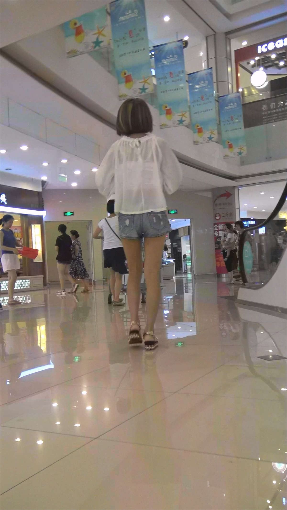 购物中心理发店美女