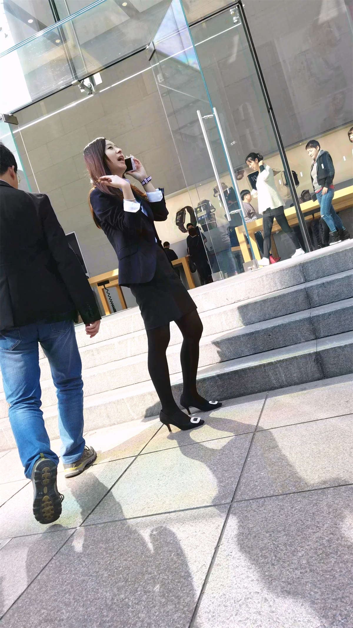苹果专卖店前黑色包臀短裙职业装OL黑丝黑高美腿