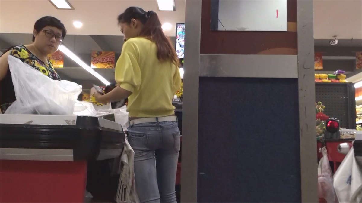 超市里面的收银员美女