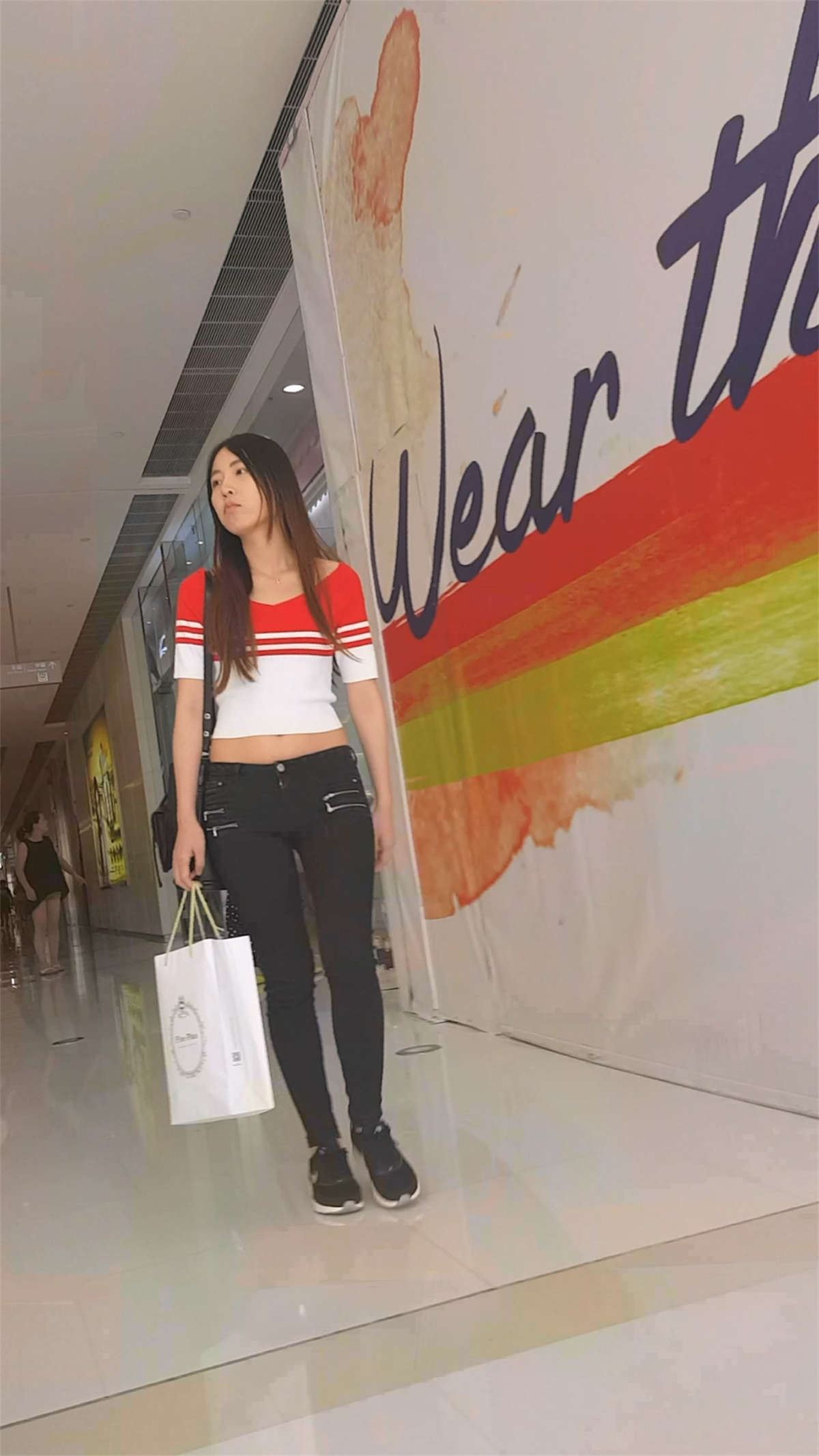 逛商场的长发美女黑色紧身牛仔裤性感翘臀