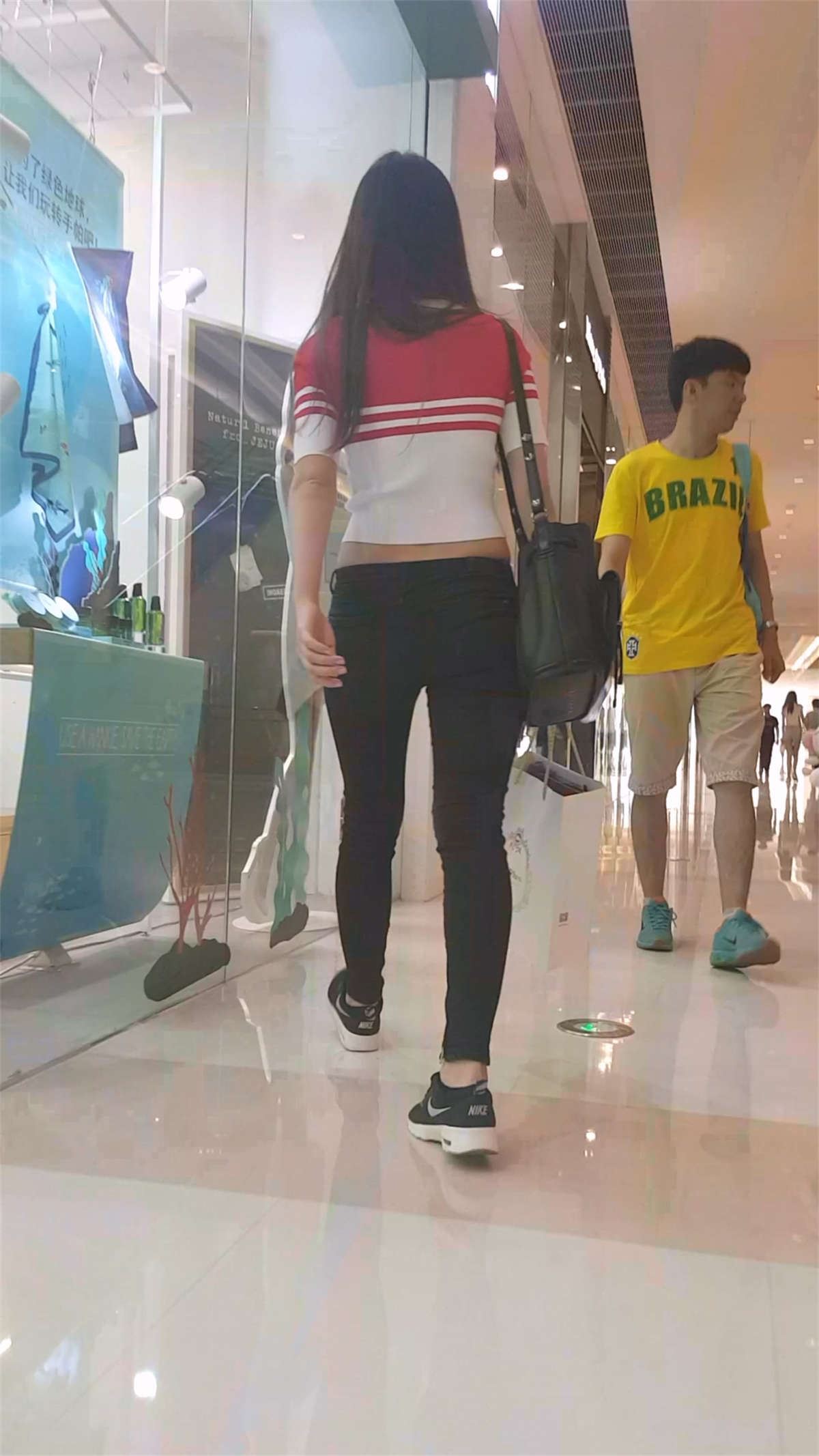 逛商场的长发美女黑色紧身牛仔裤性感翘臀