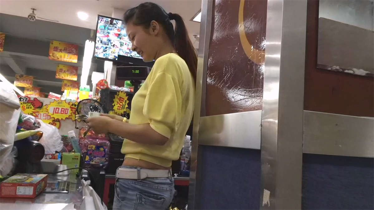 超市里面的收银员美女