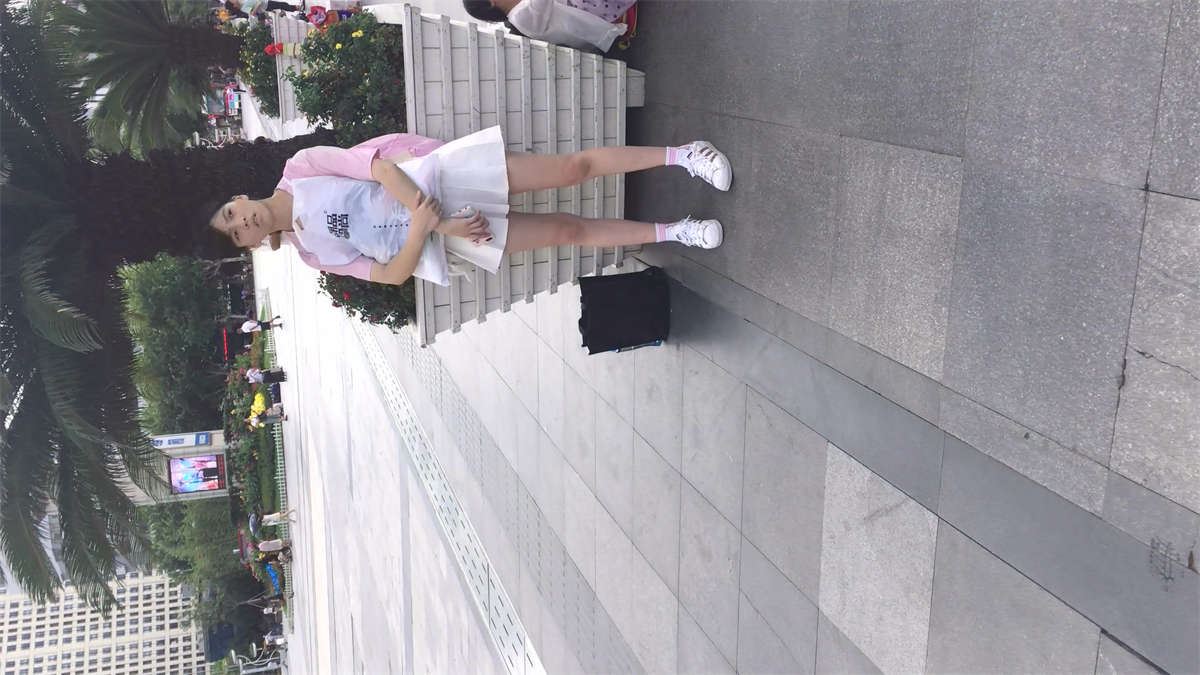 白色小短裙小清新妹子