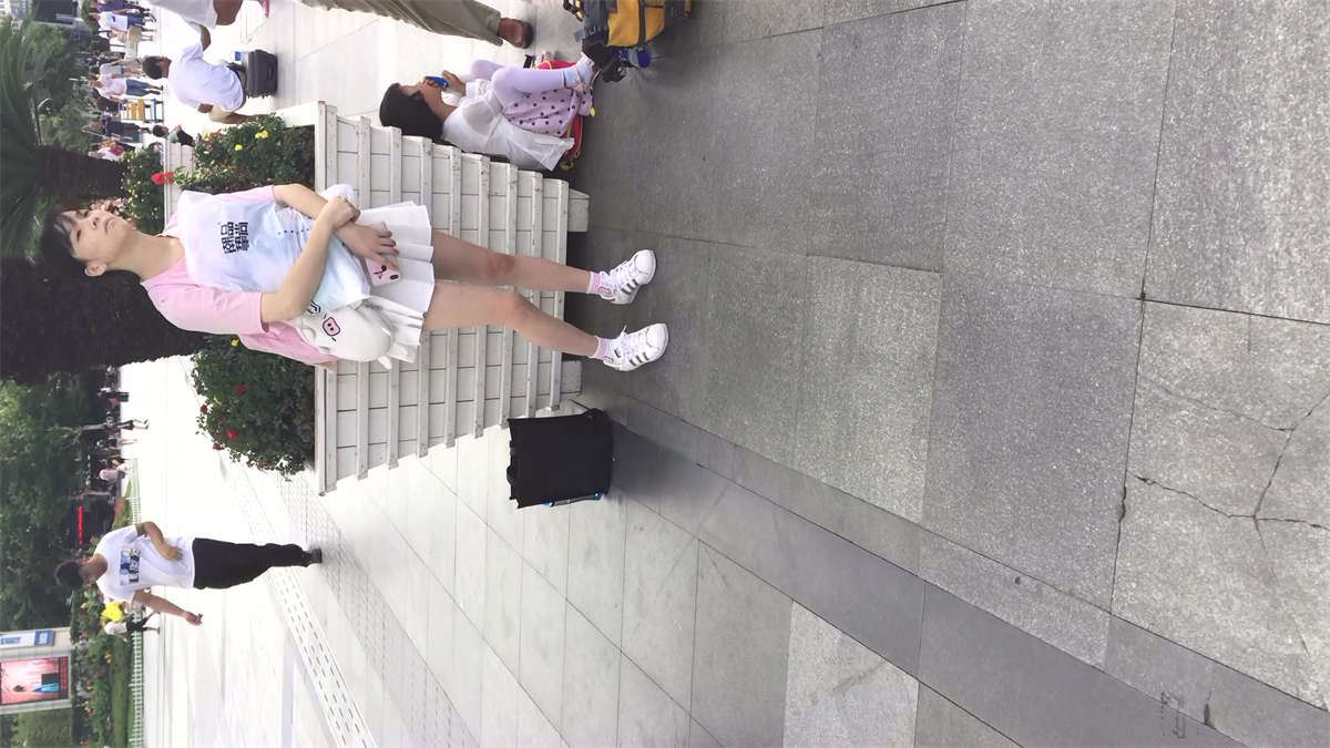 白色小短裙小清新妹子