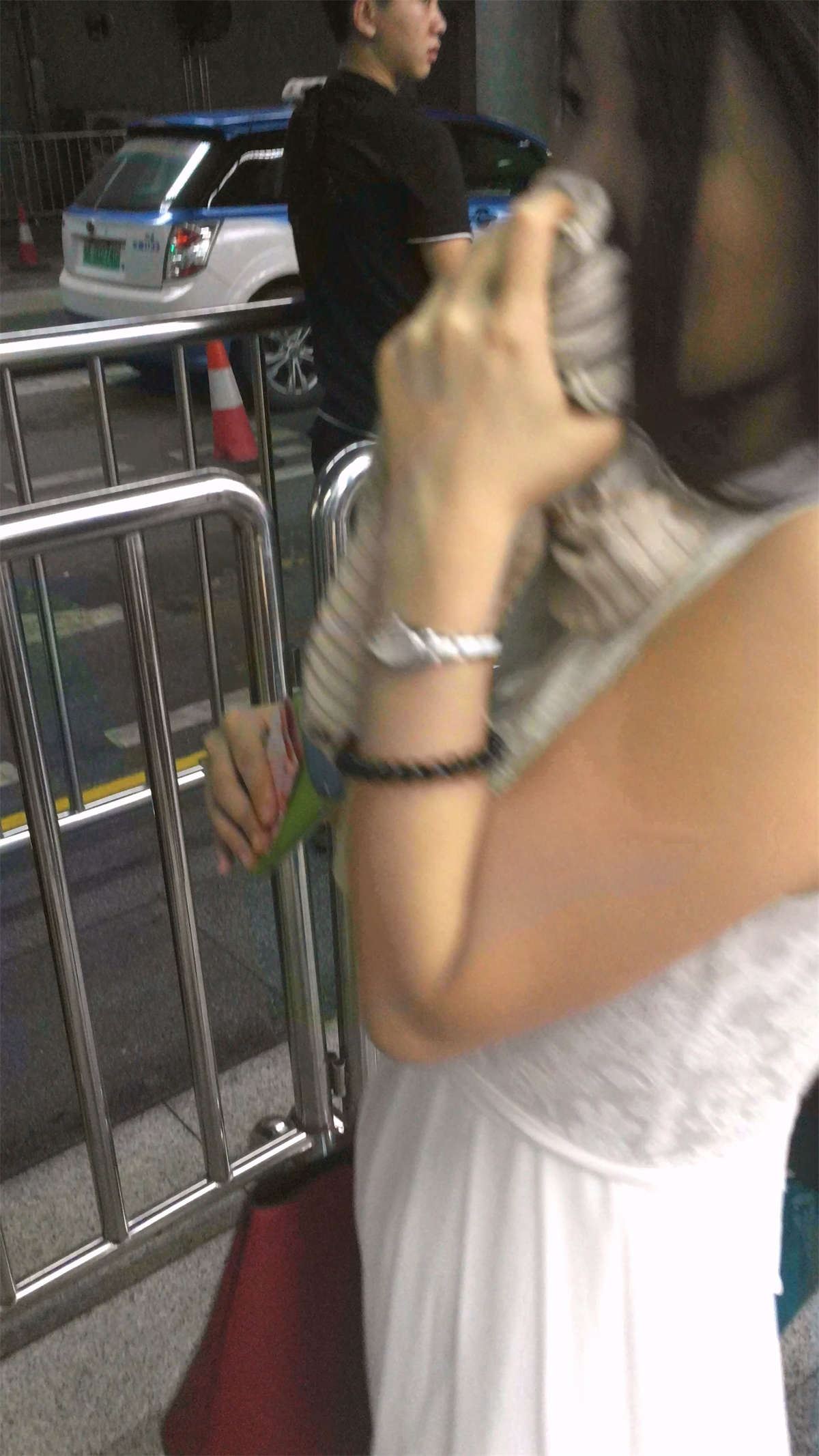 白色长连衣裙妹子