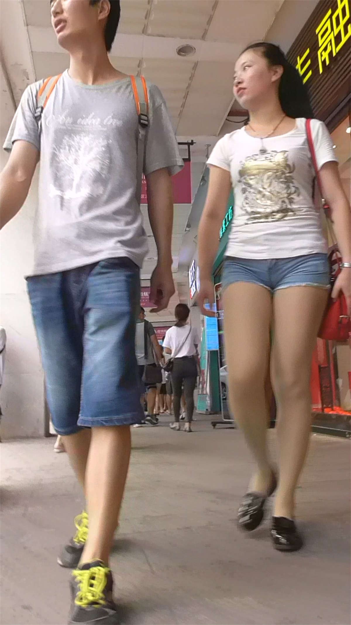 紧身牛仔小蛮腰黑T恤美女