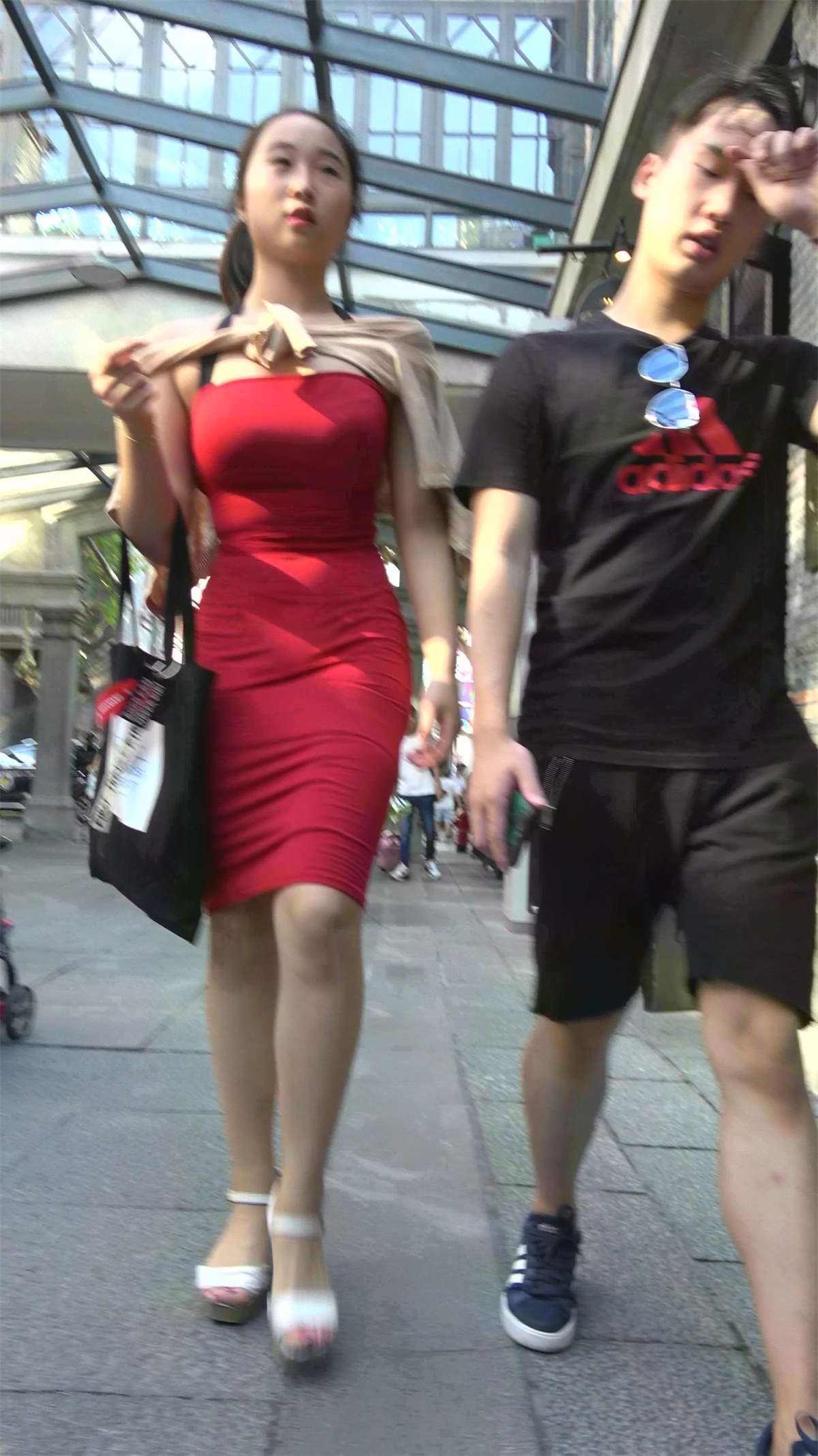 性感身材大红包臀裙高跟美女