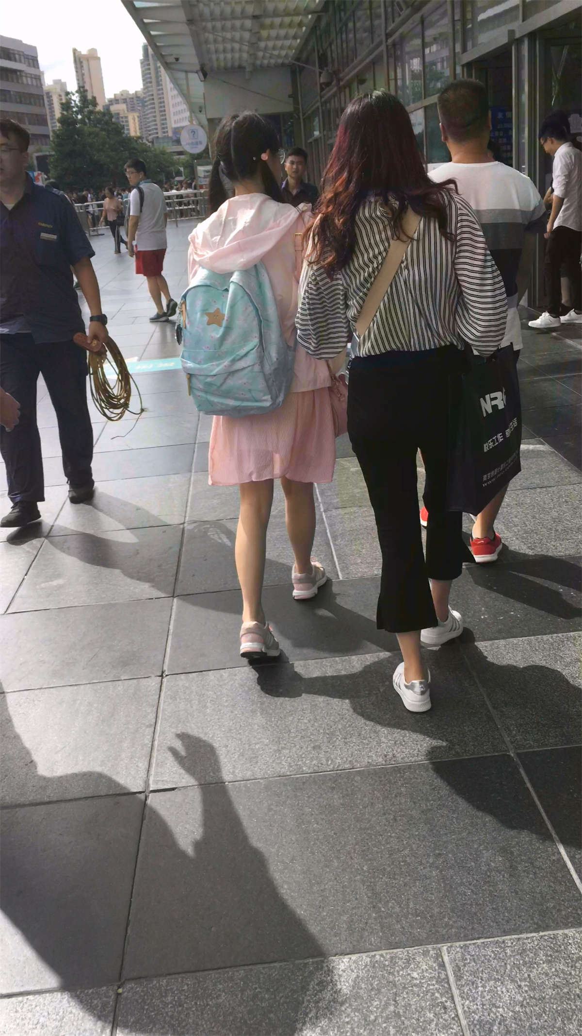 运动鞋粉群眼镜妹
