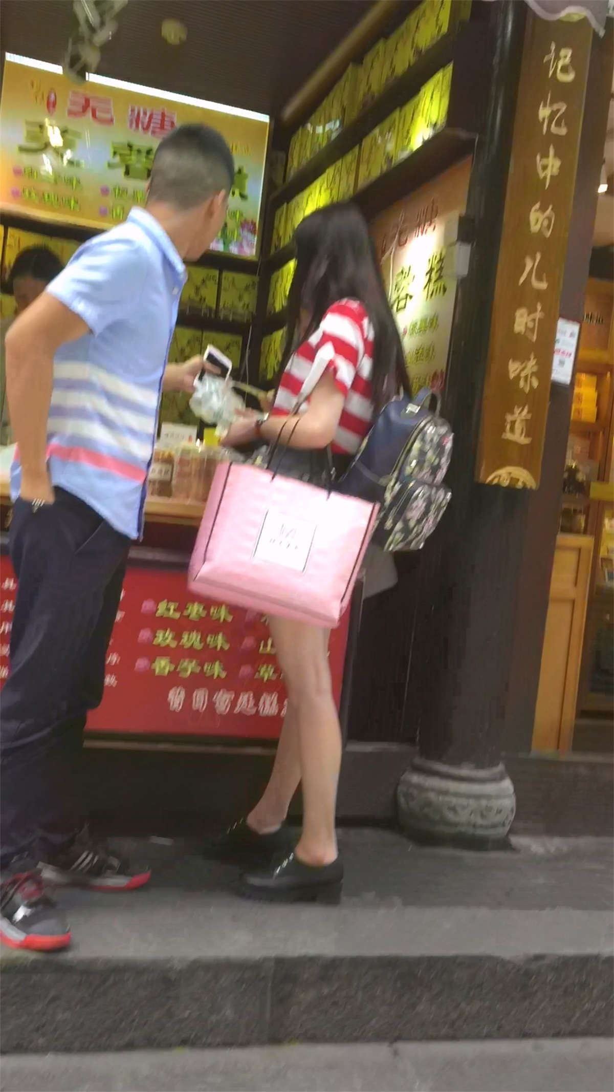 热裤女孩街拍MM