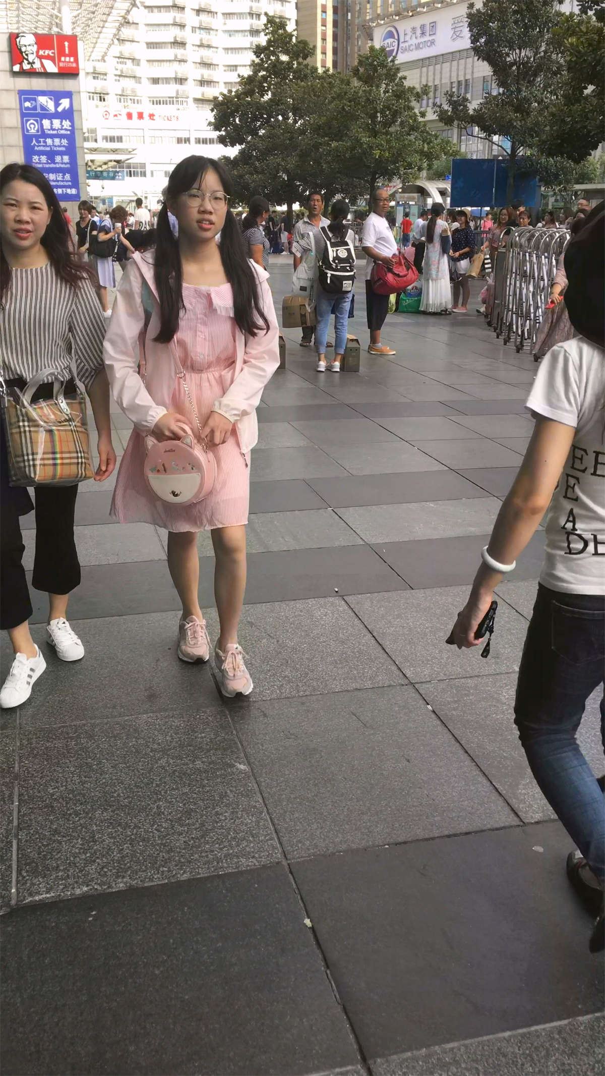 运动鞋粉群眼镜妹