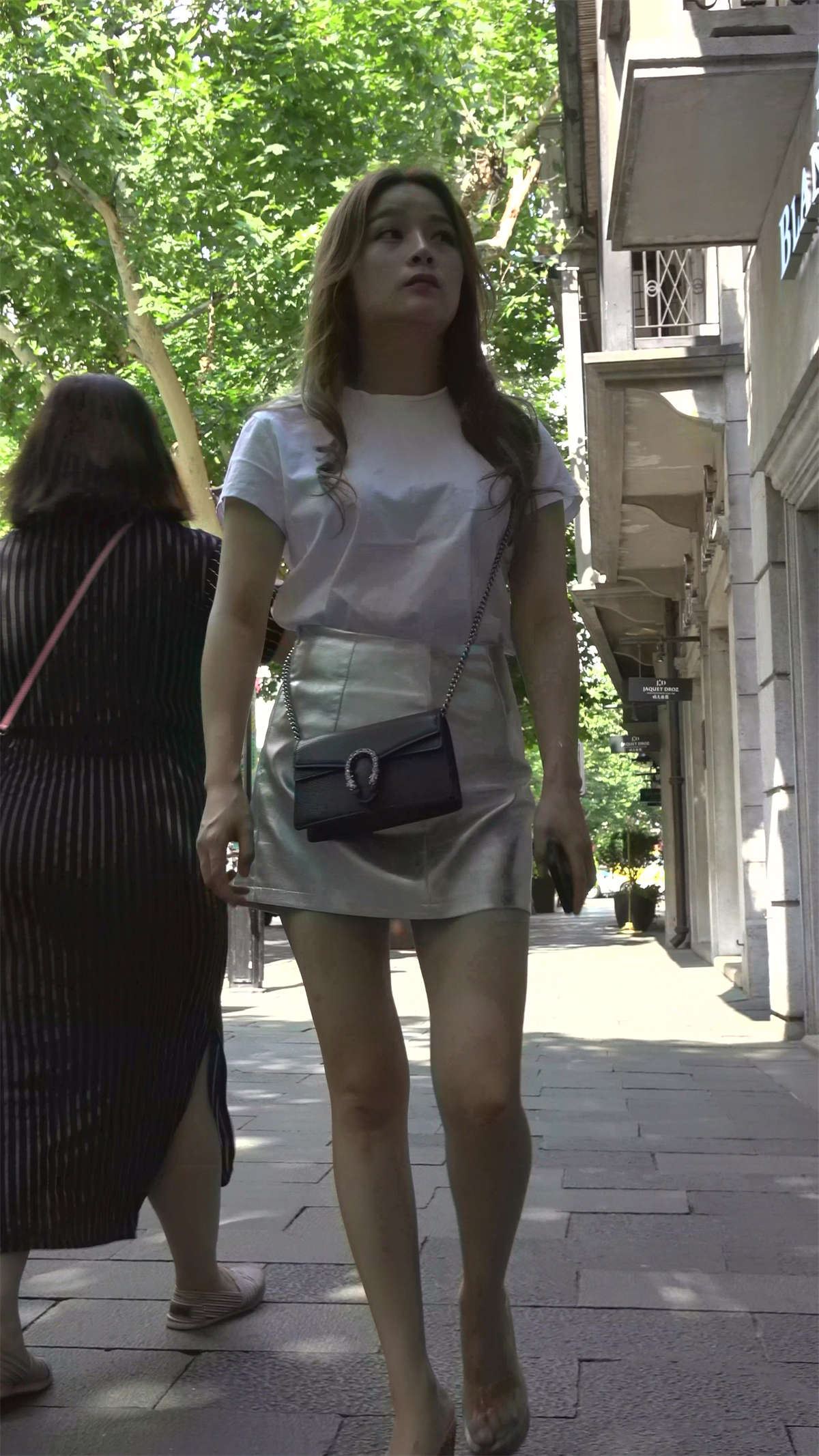 白色T恤短裙坡高跟美女