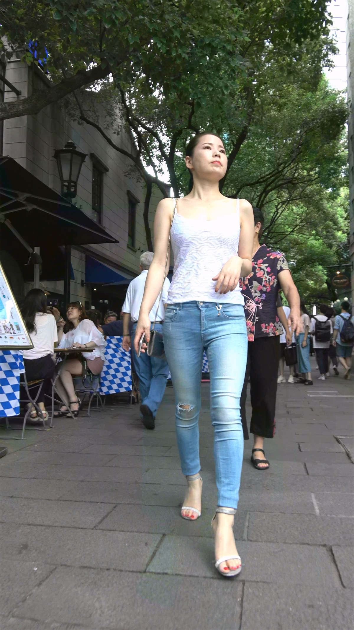 低胸吊带紧身牛仔凉高跟性感美女