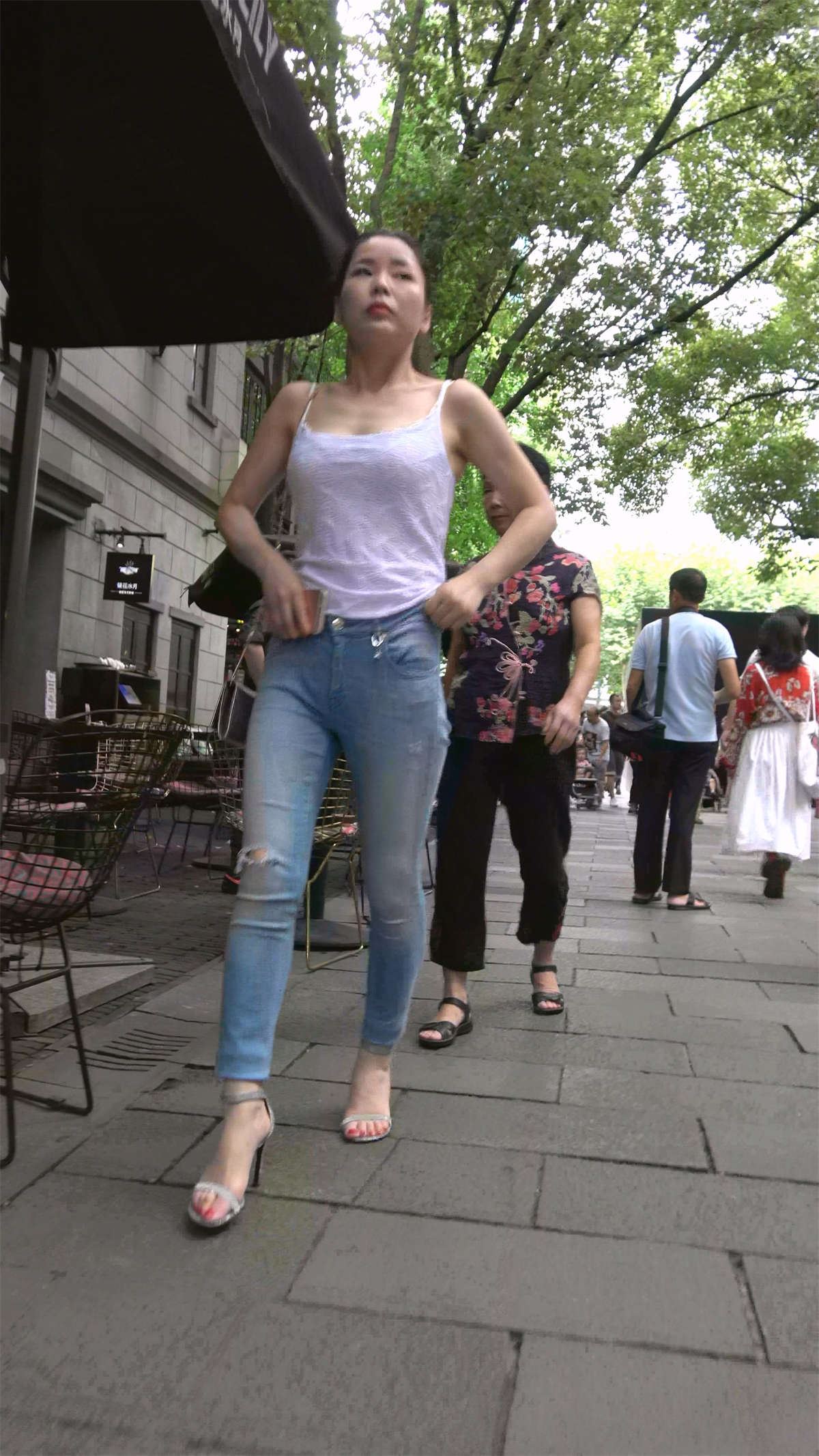 低胸吊带紧身牛仔凉高跟性感美女