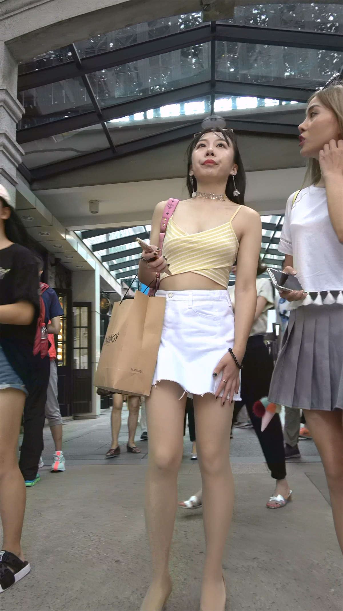 黄色吊带衫白色短裙美女
