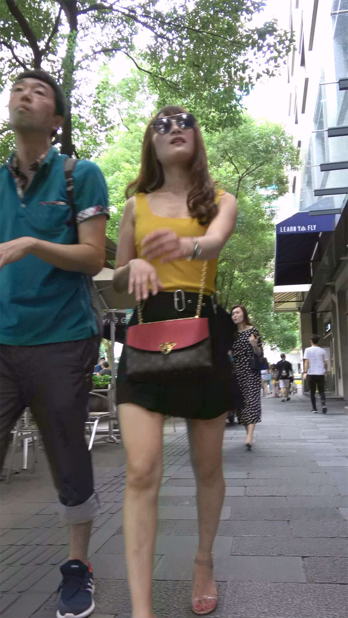 黄衣服短裙凉高跟性感美女
