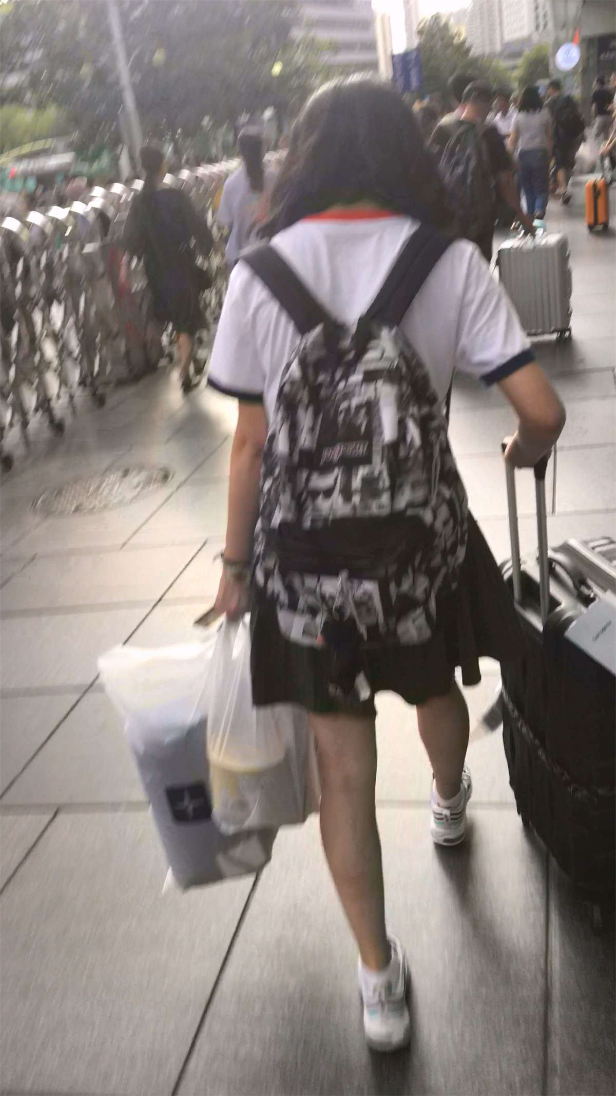 黑色短裙小妹
