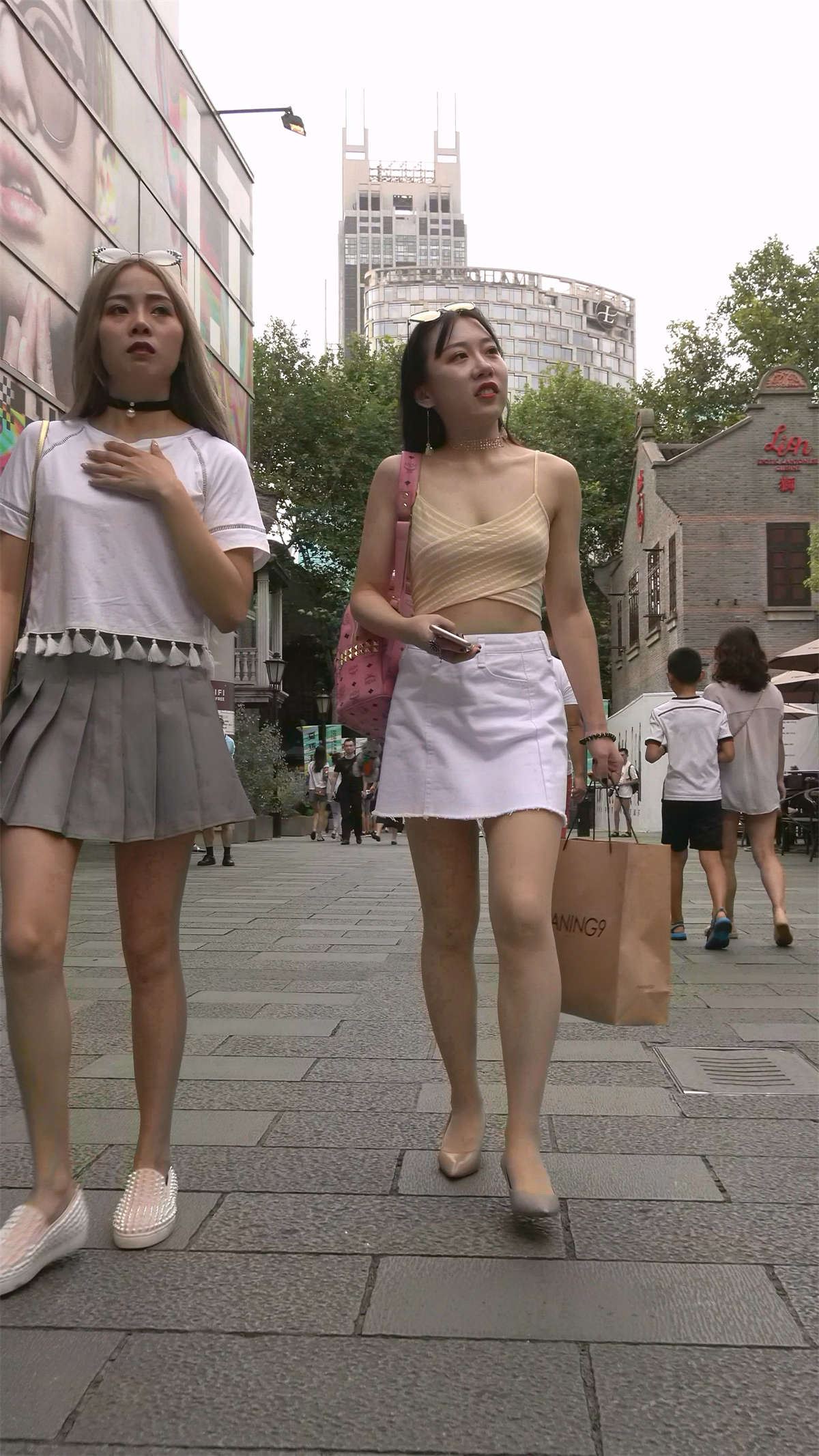 黄色吊带衫白色短裙美女
