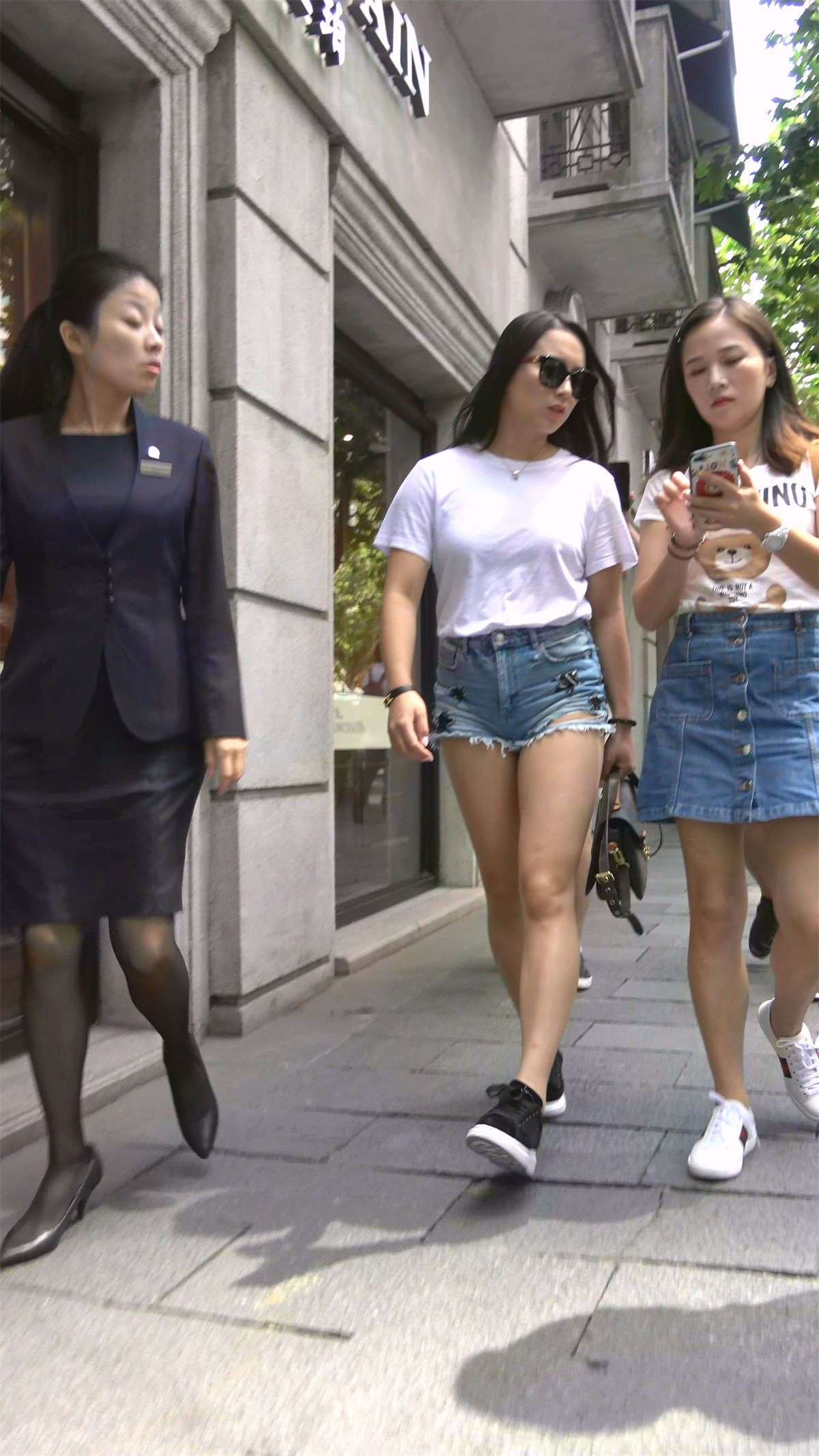 性感肉丰满破洞热裤美女