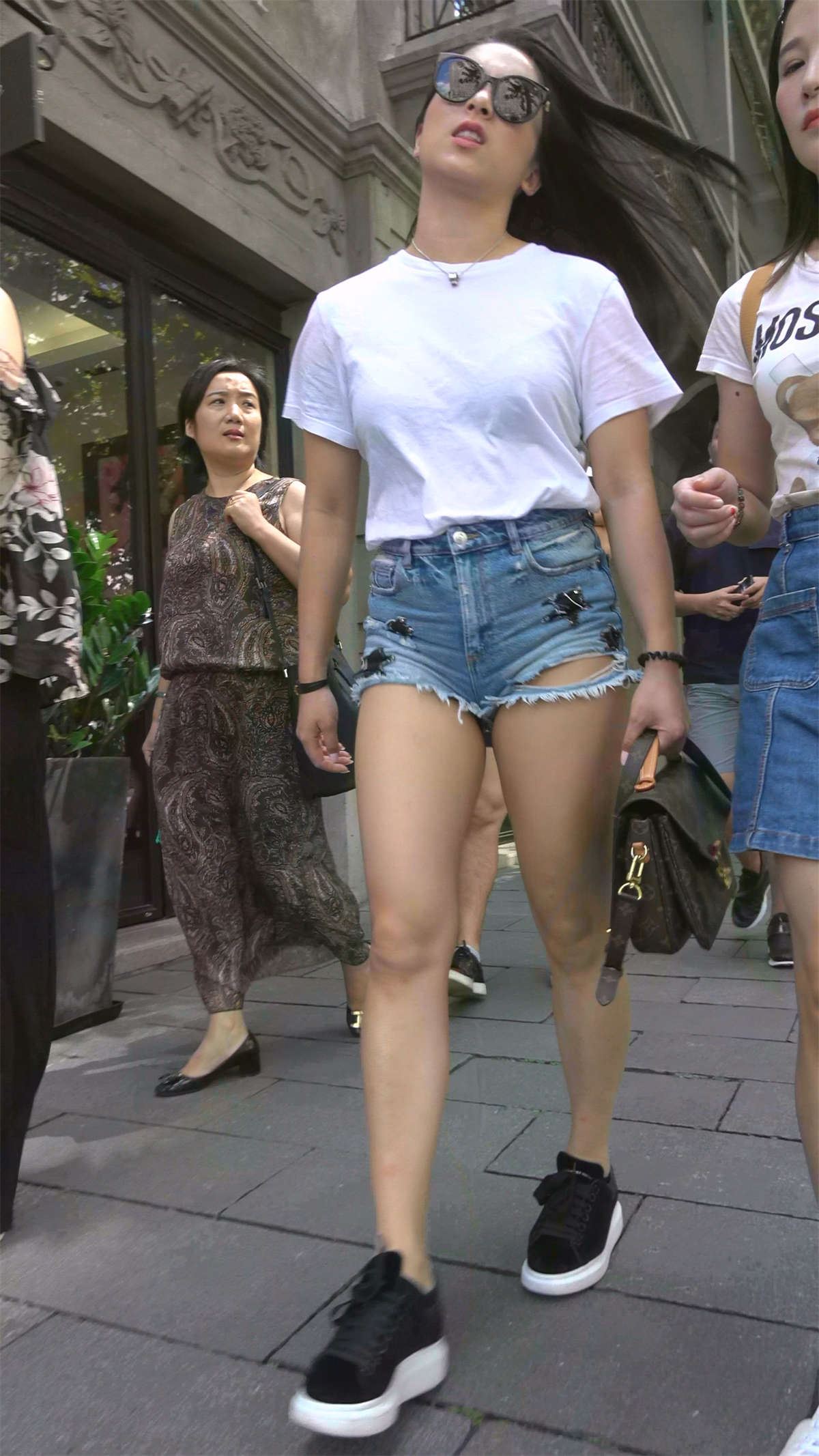 性感肉丰满破洞热裤美女