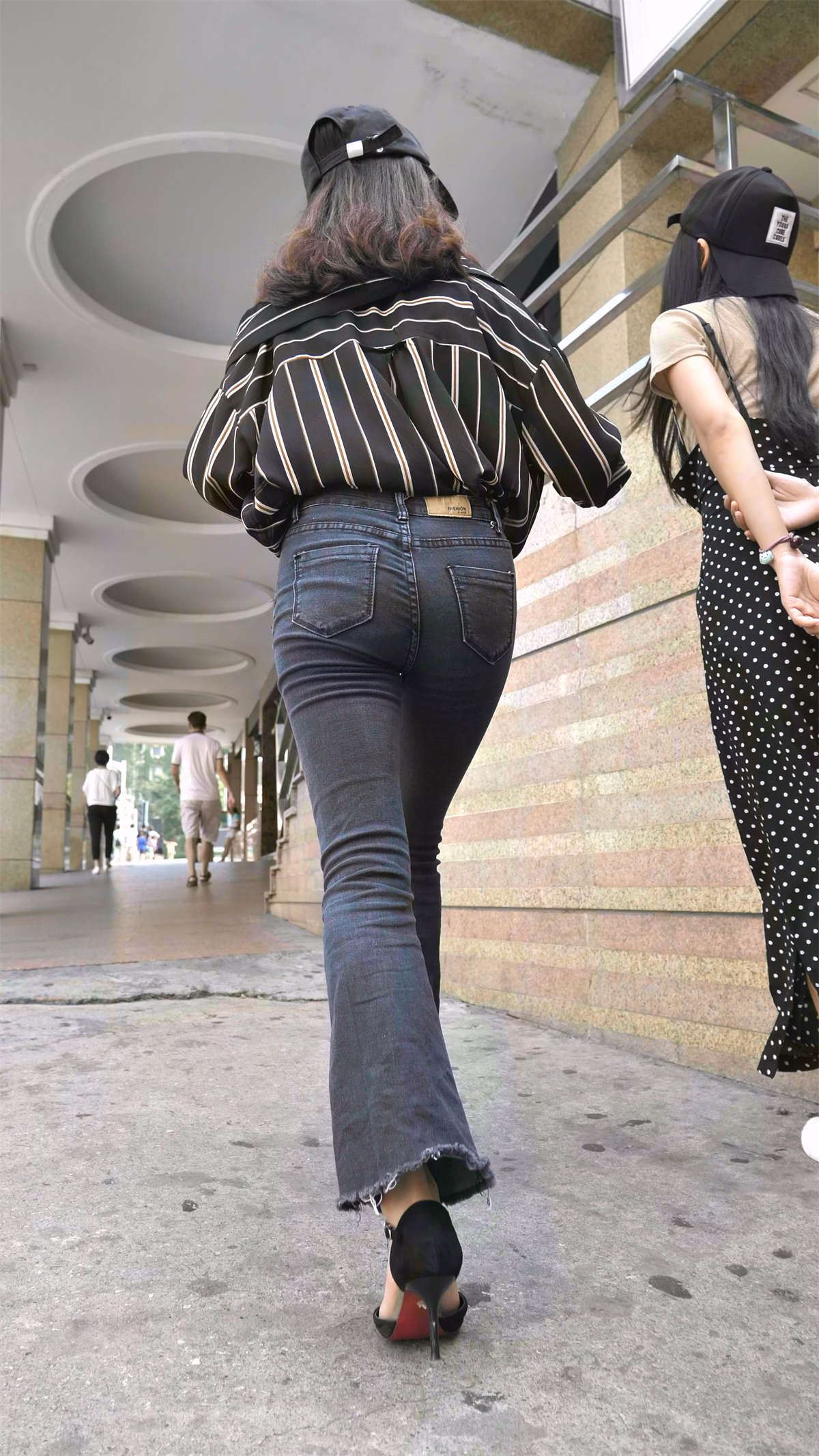 黑色牛仔喇叭裤性感御姐