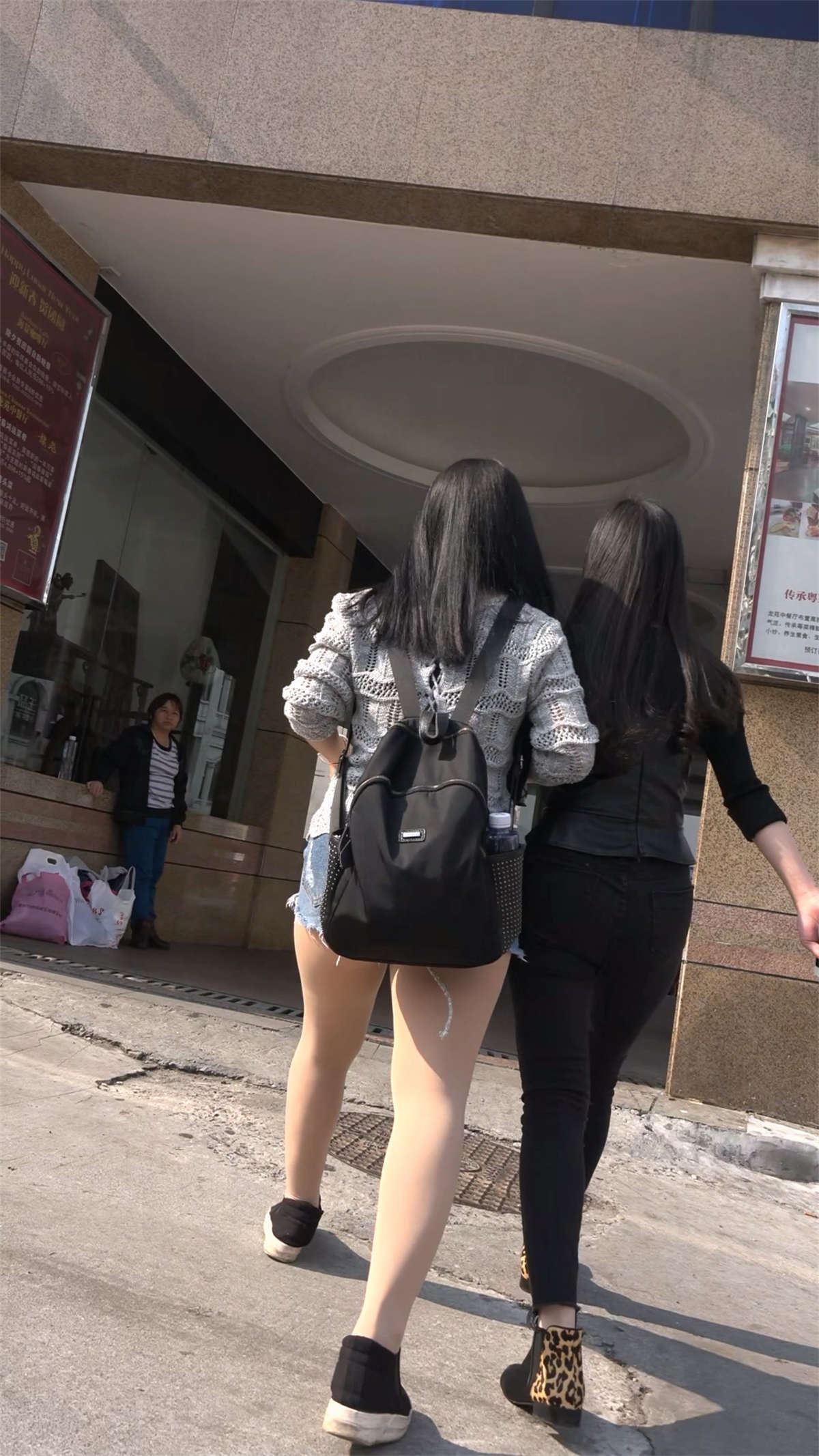 青春气质美女姐妹花挽手逛街