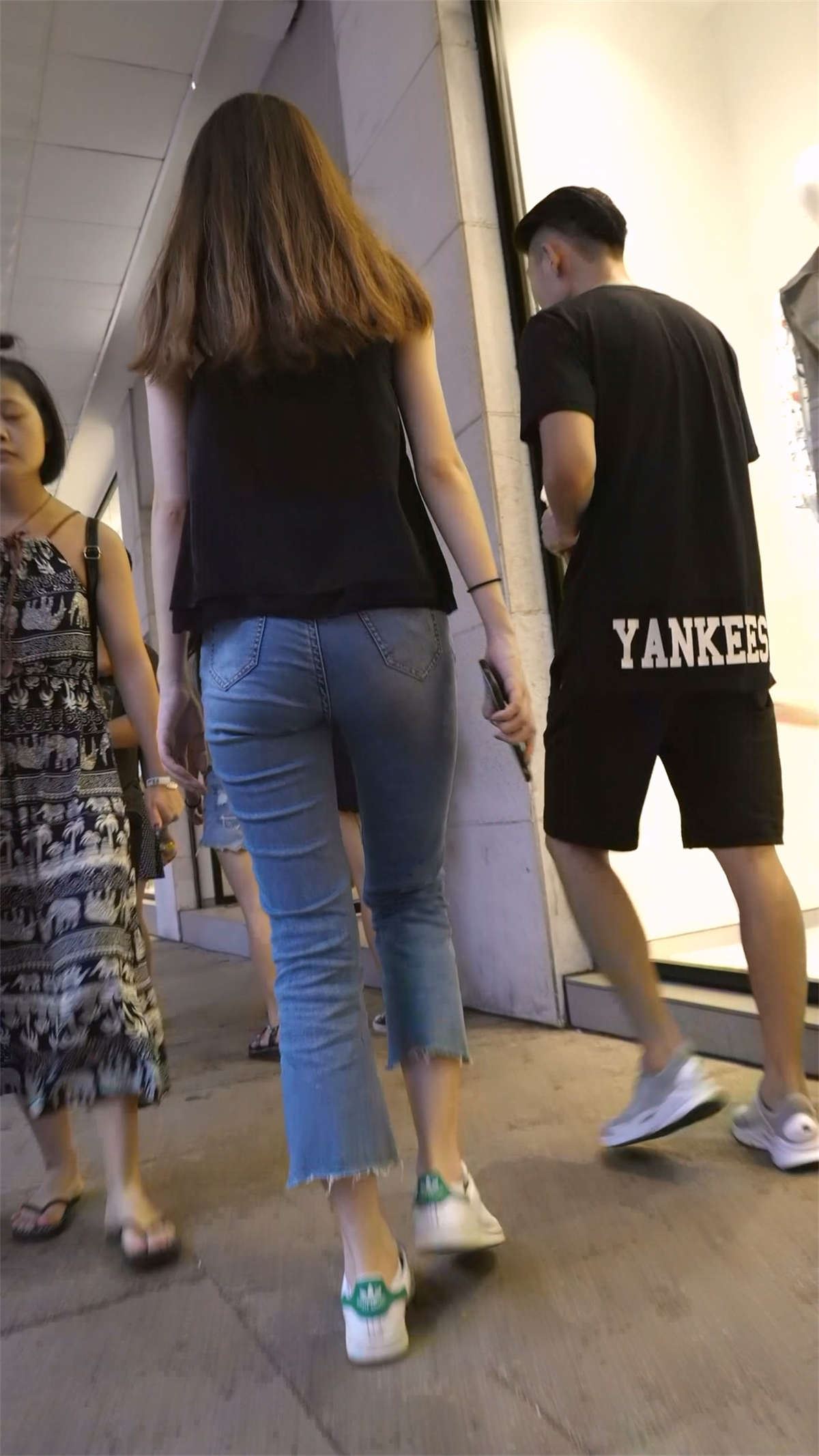无袖T恤紧身蓝牛小姐姐