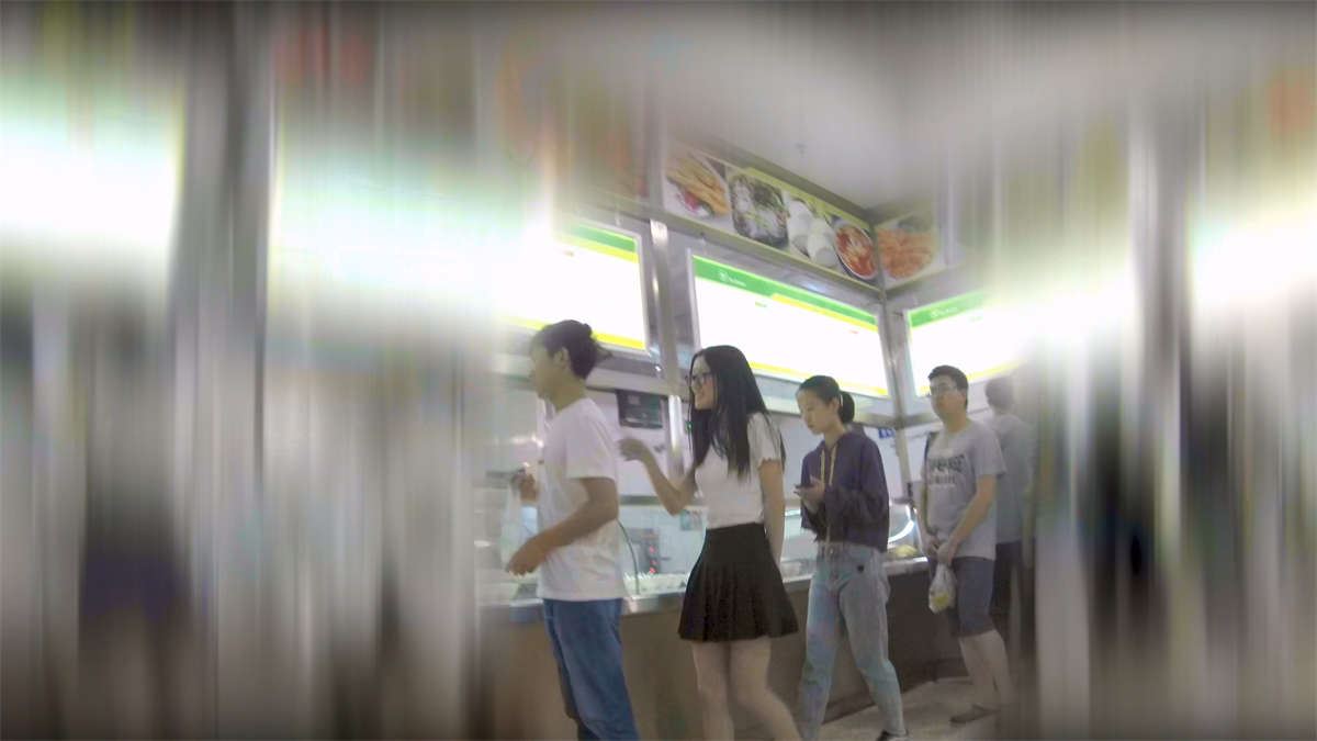食堂打饭的黑色短裙小姐姐
