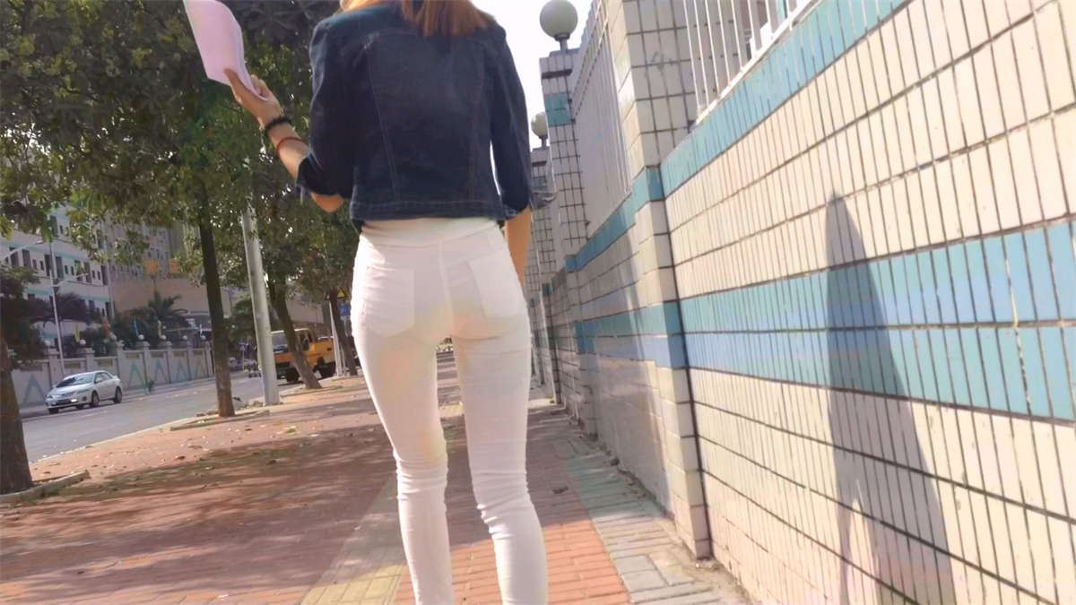 超级紧身白裤美腿学妹