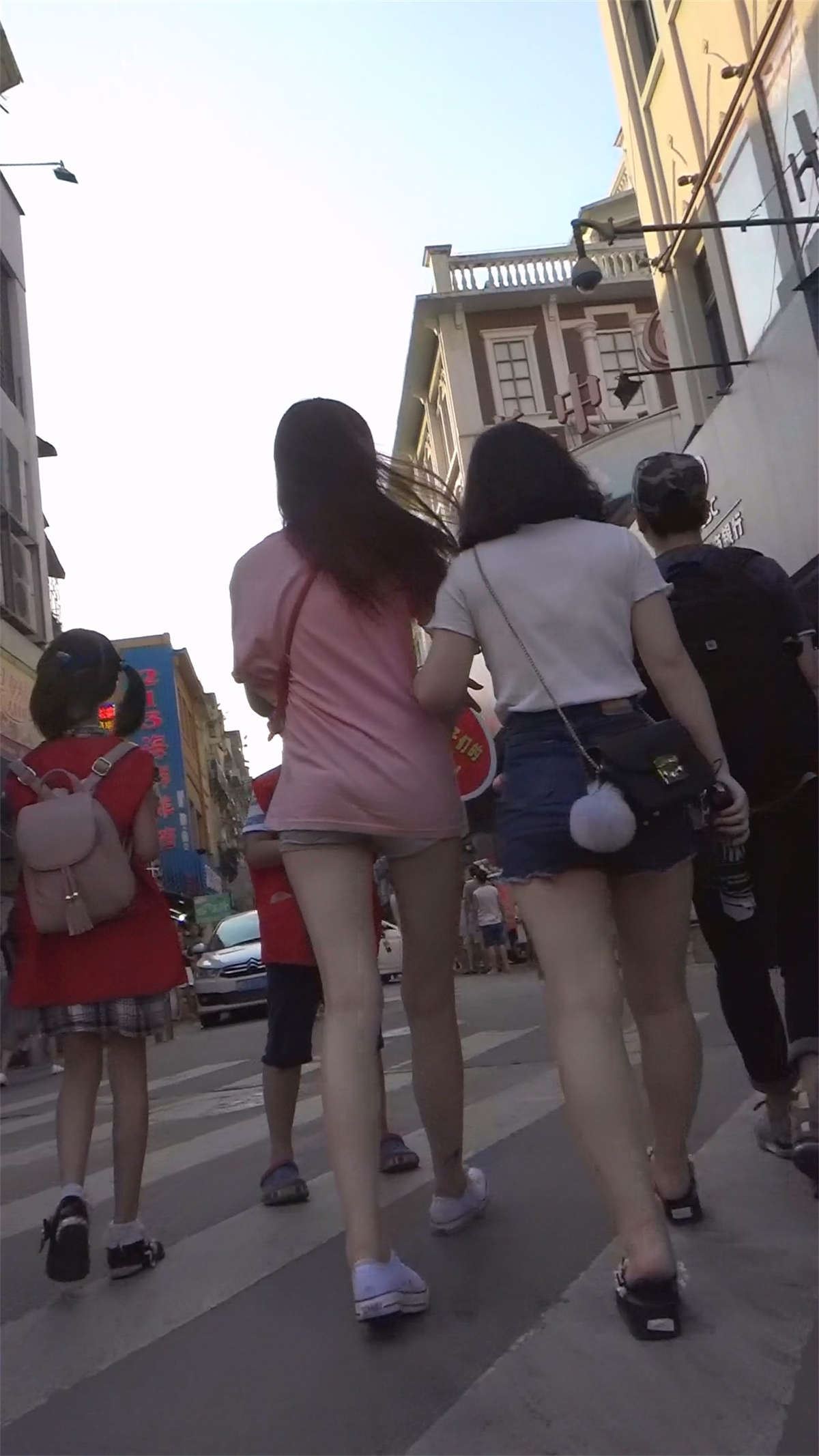 超短热裤娇小身材粉色T恤衫清纯美眉