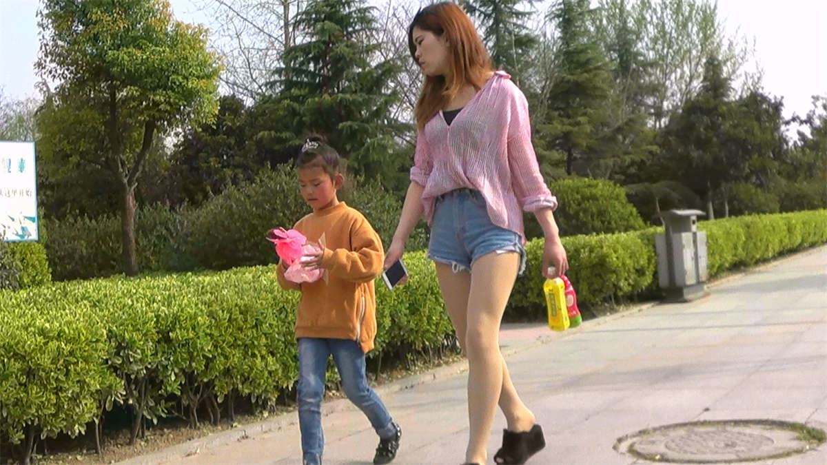 粉色衬衫热裤肉丝美腿少妇