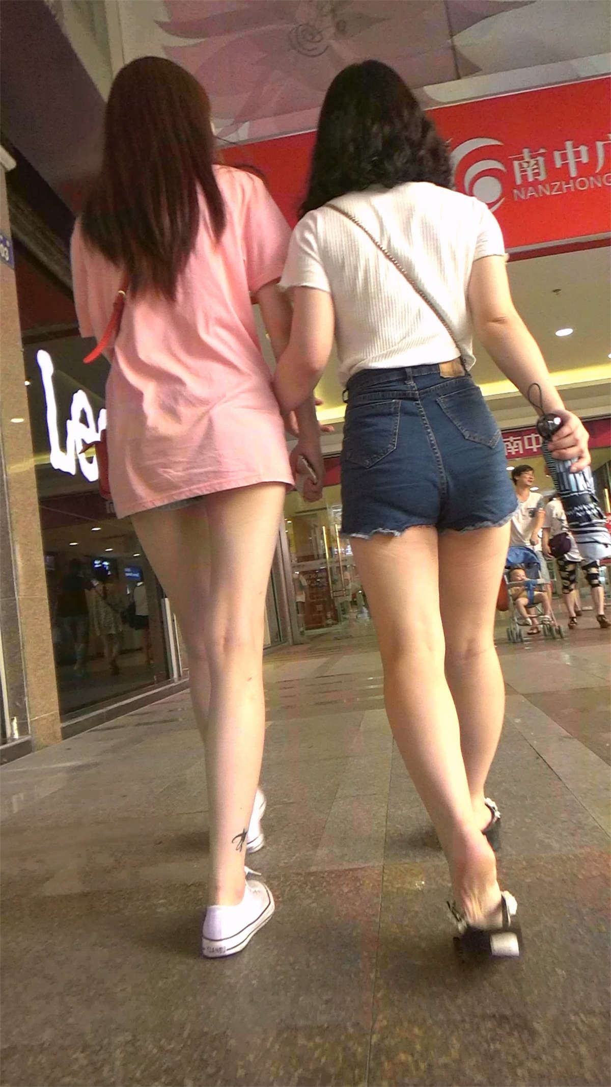 超短热裤娇小身材粉色T恤衫清纯美眉