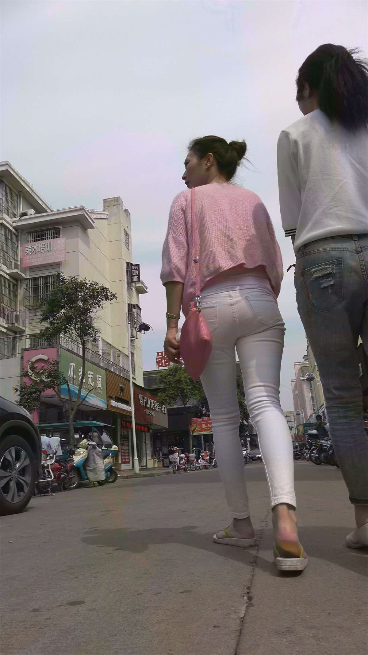 紧身白裤粉衣丸子头小美女